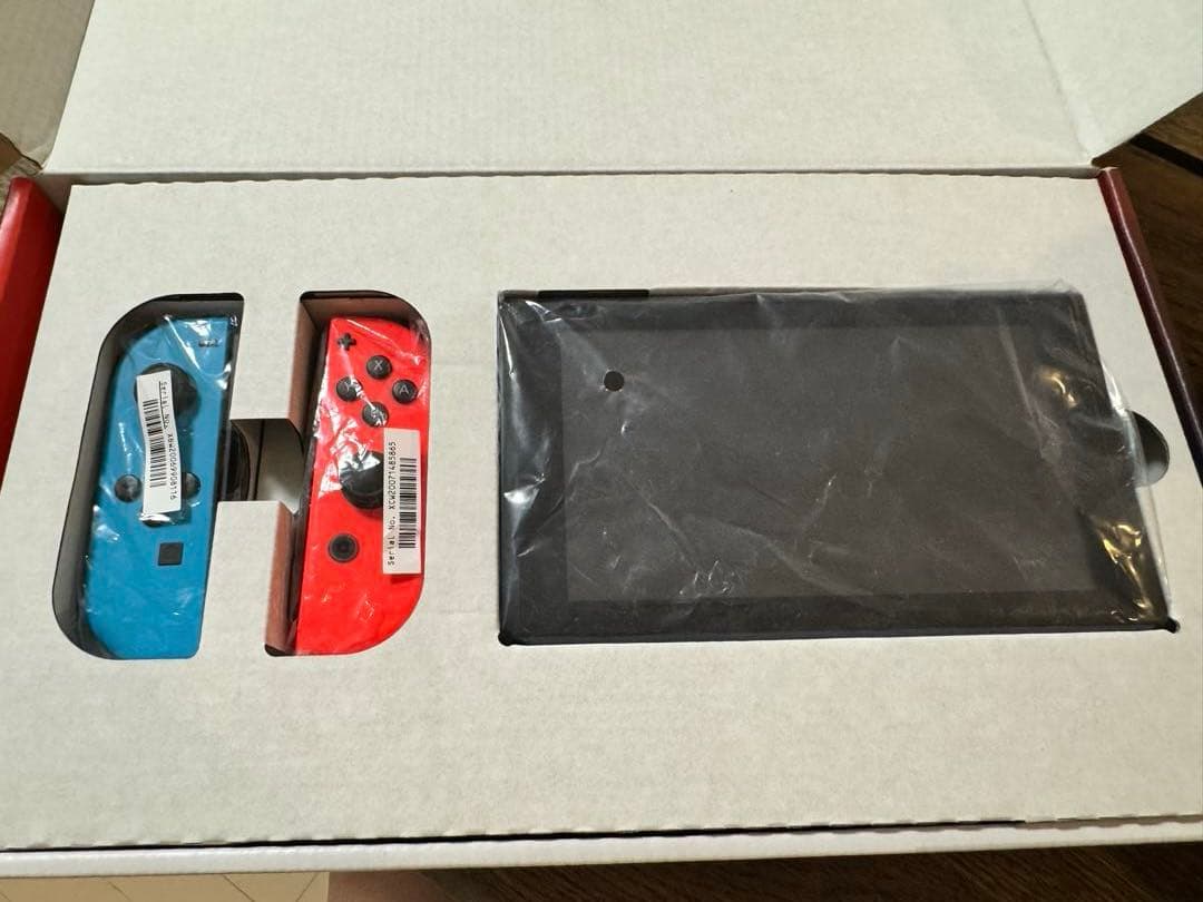【中古】Nintendo Switch本体＋新品ホリパッド付