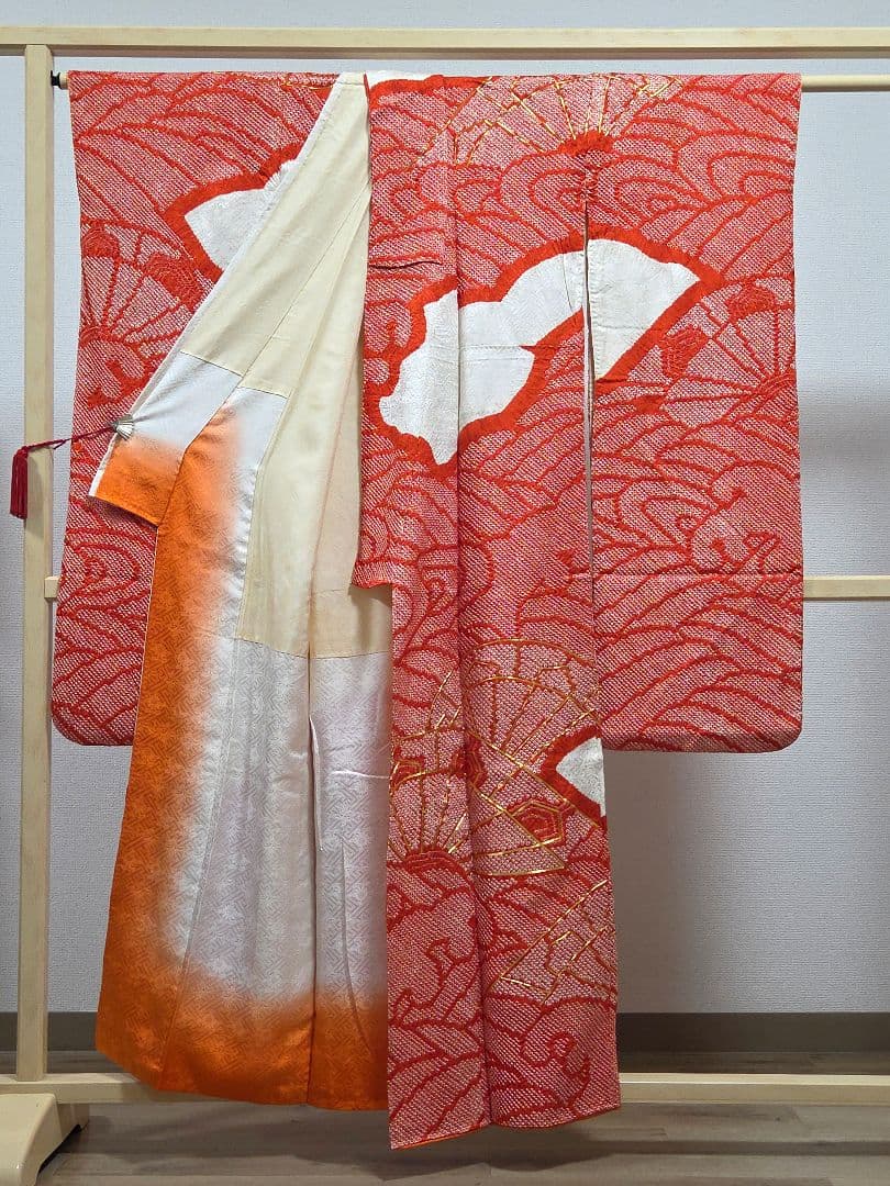 B レトロ 車輪に波模様 金駒刺繍 白 赤 絞り 正絹 振袖 成人式 着物