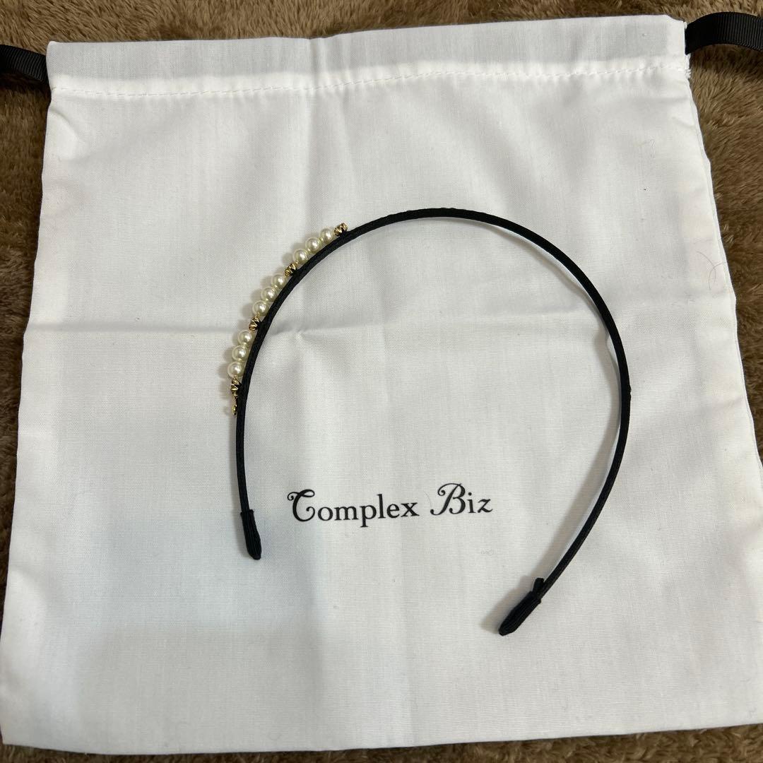【美品】Complex Biz ポライトパールヘアバンド　　　　カチューシャ