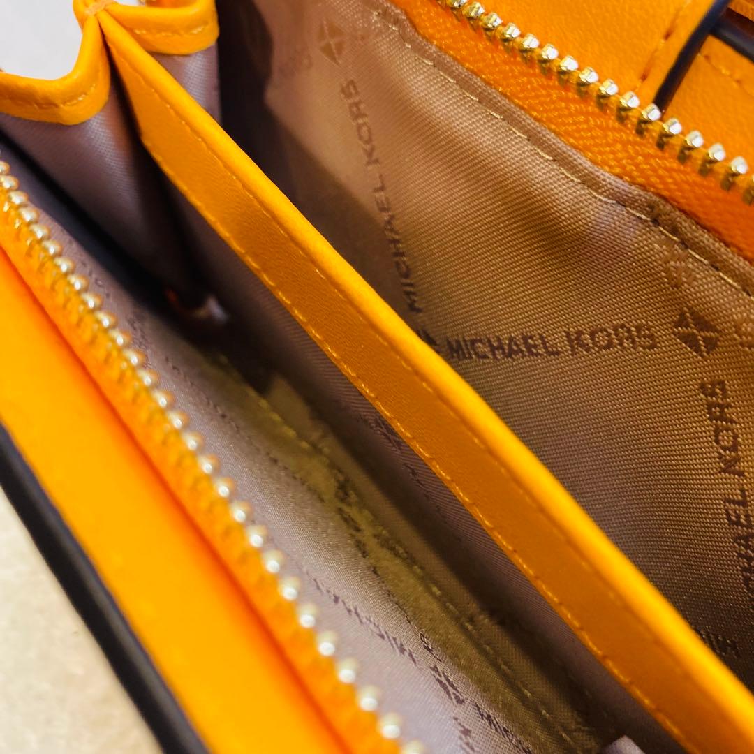 新品限定カラー　MICHAEL KORS ２つ折り コンパクト財布　シグネチャー