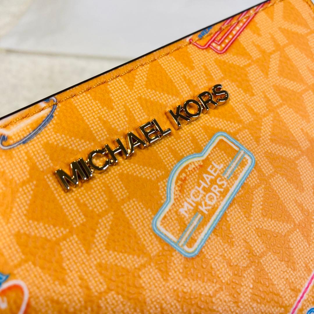新品限定カラー　MICHAEL KORS ２つ折り コンパクト財布　シグネチャー
