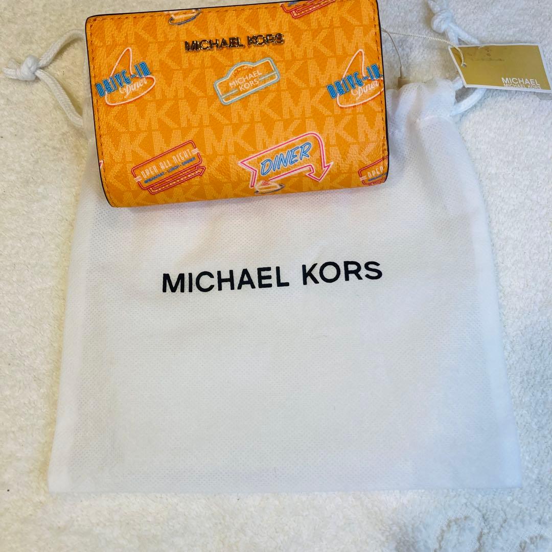 新品限定カラー　MICHAEL KORS ２つ折り コンパクト財布　シグネチャー