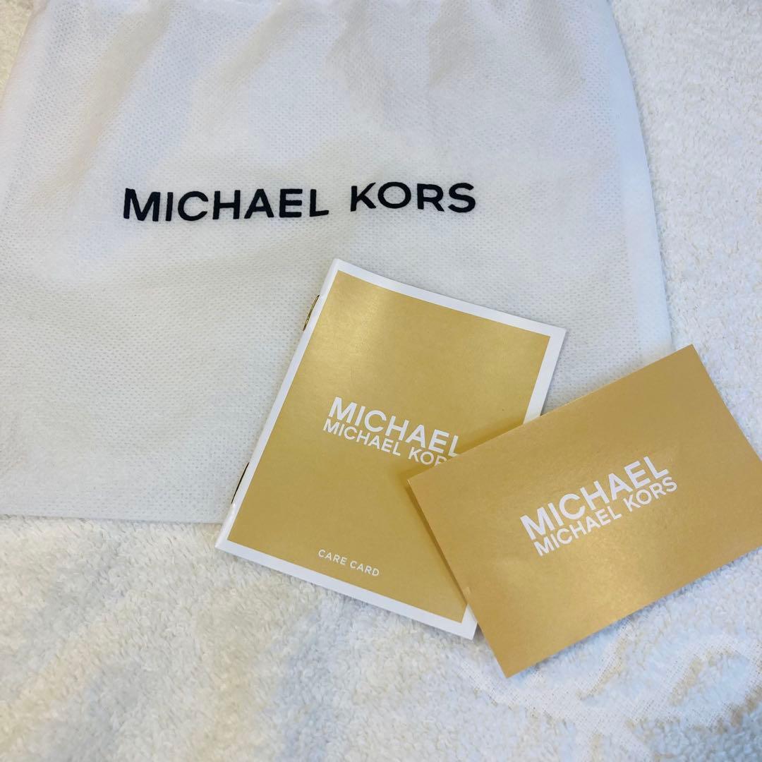 新品限定カラー　MICHAEL KORS ２つ折り コンパクト財布　シグネチャー