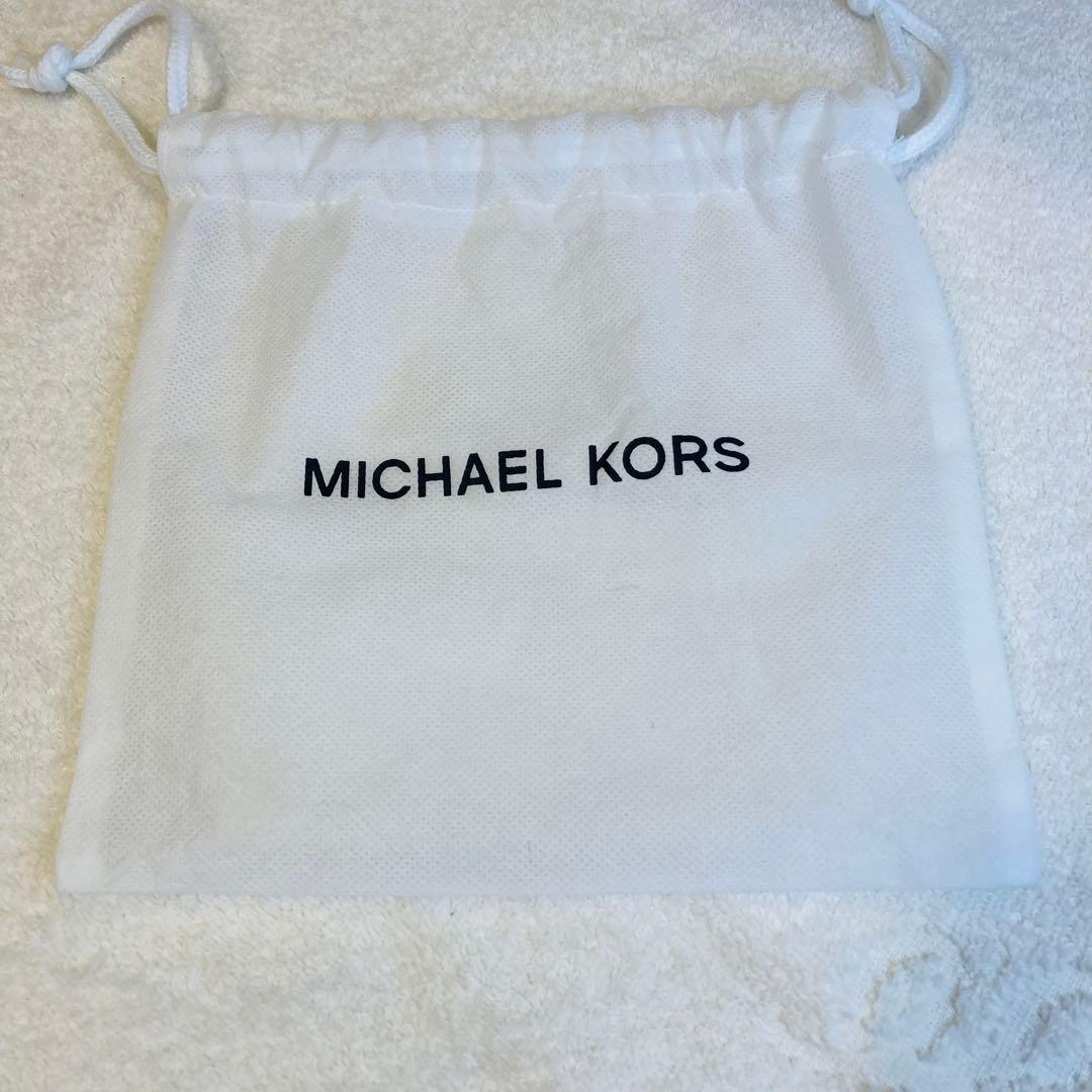 新品限定カラー　MICHAEL KORS ２つ折り コンパクト財布　シグネチャー