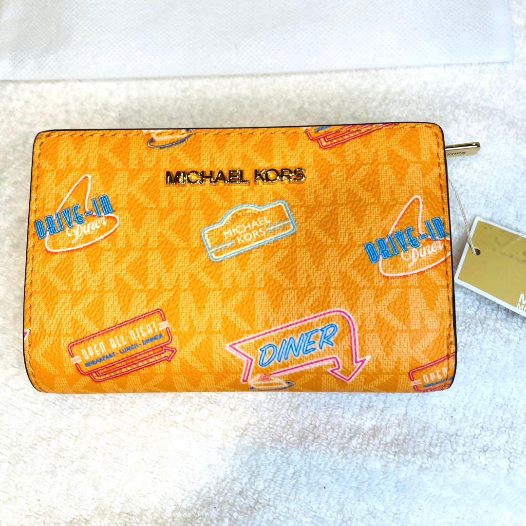 新品限定カラー　MICHAEL KORS ２つ折り コンパクト財布　シグネチャー