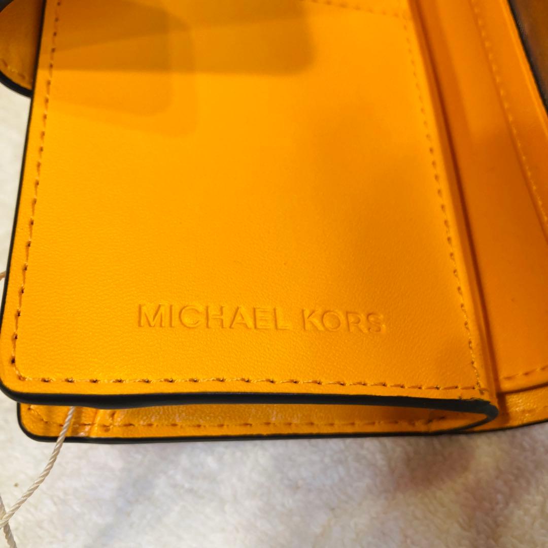 新品限定カラー　MICHAEL KORS ２つ折り コンパクト財布　シグネチャー