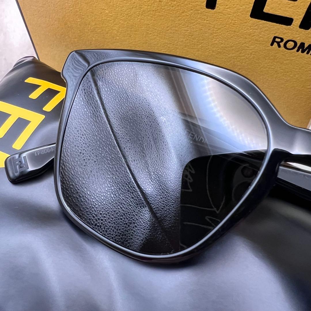 極美品✨FENDI FE40057U 01A 黒 サングラス