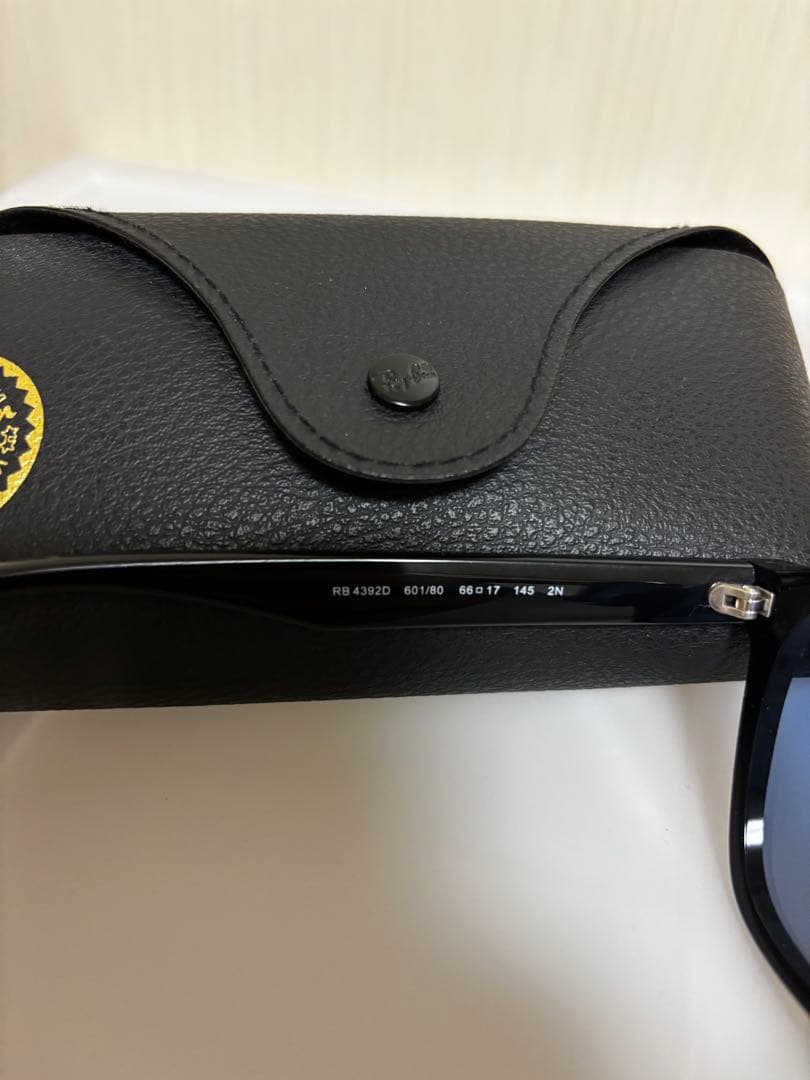 極美品、保証書付き Ray-Ban RB4392D サングラス