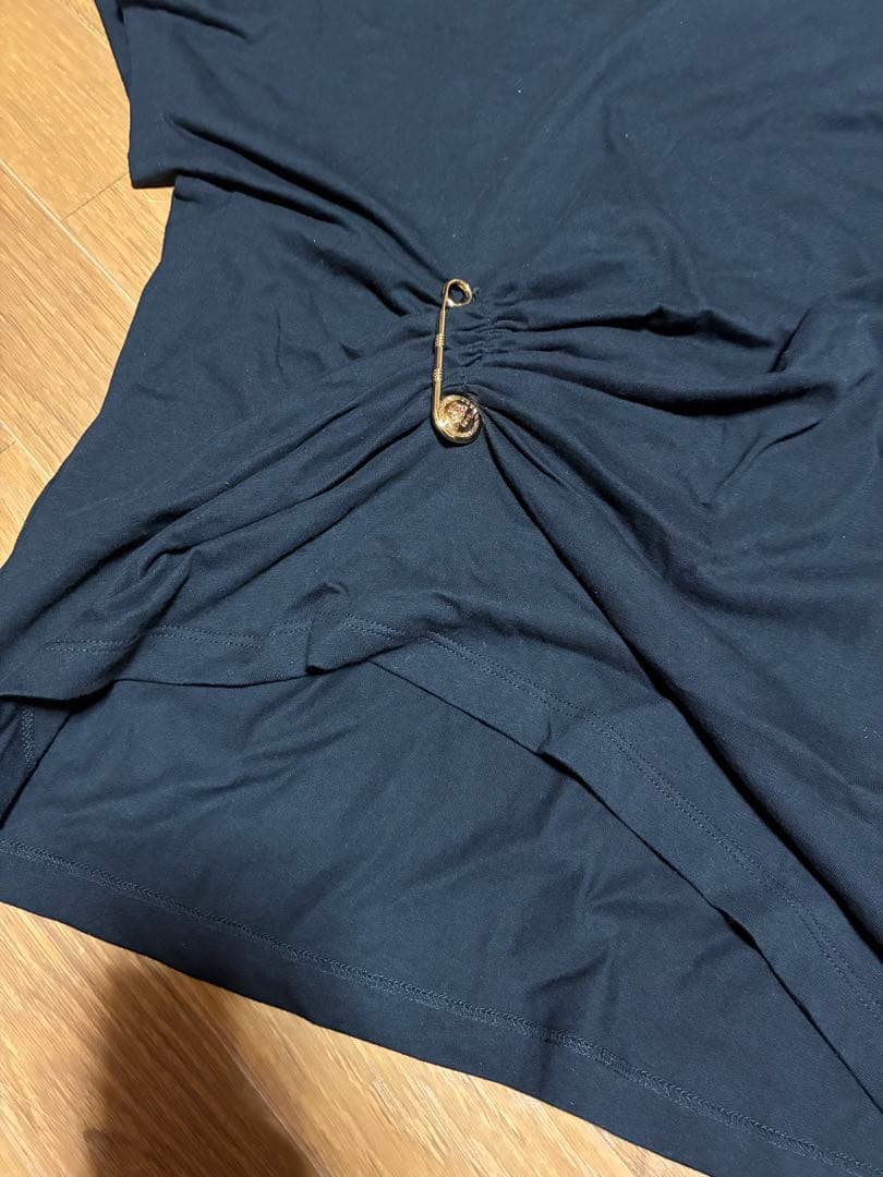 【新品タグ付き】VERSACE セーフティピン ロゴ　Ｔシャツ　黒