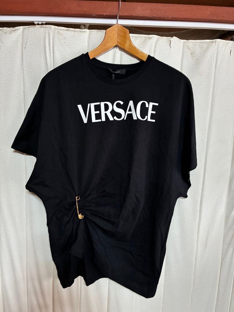 【新品タグ付き】VERSACE セーフティピン ロゴ　Ｔシャツ　黒