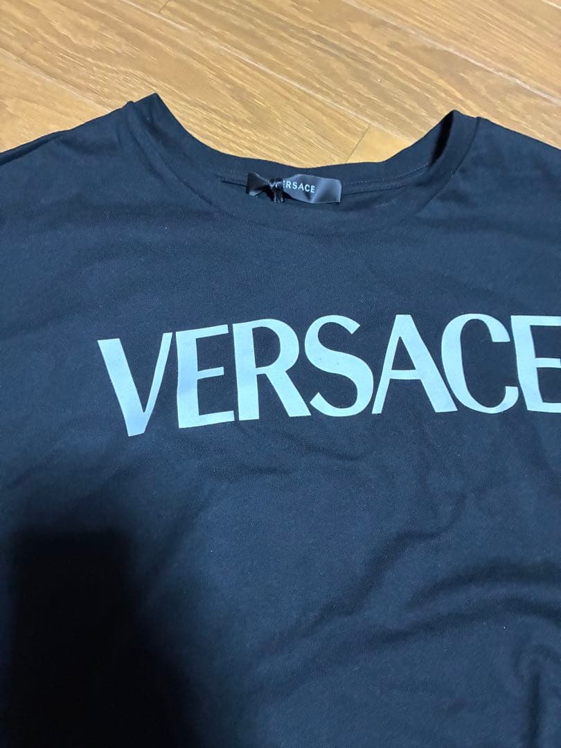 【新品タグ付き】VERSACE セーフティピン ロゴ　Ｔシャツ　黒