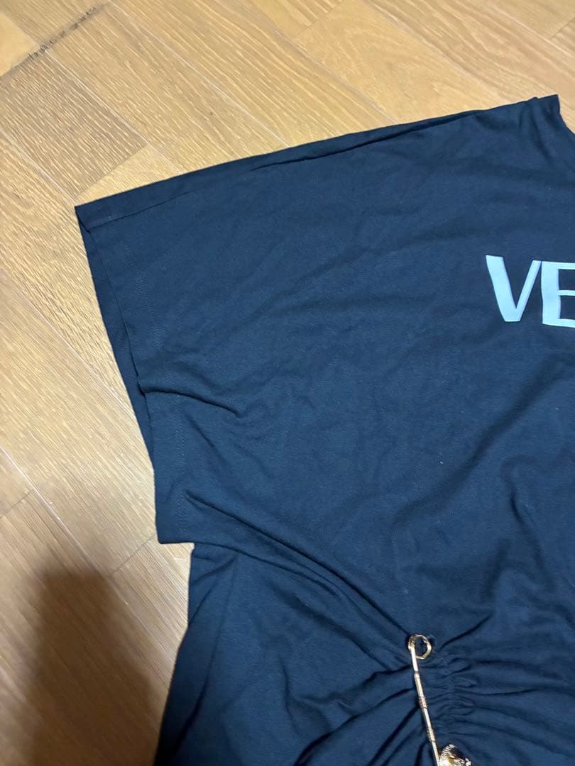 【新品タグ付き】VERSACE セーフティピン ロゴ　Ｔシャツ　黒
