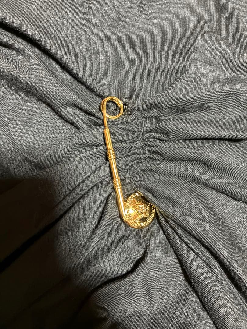 【新品タグ付き】VERSACE セーフティピン ロゴ　Ｔシャツ　黒