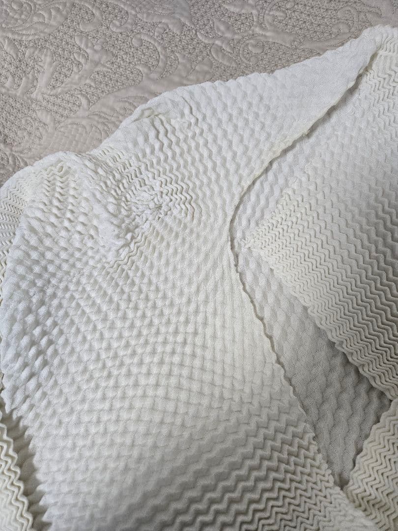 【美品】ISSEY MIYAKE ロングカーディガン 白 日本製 伸縮素材