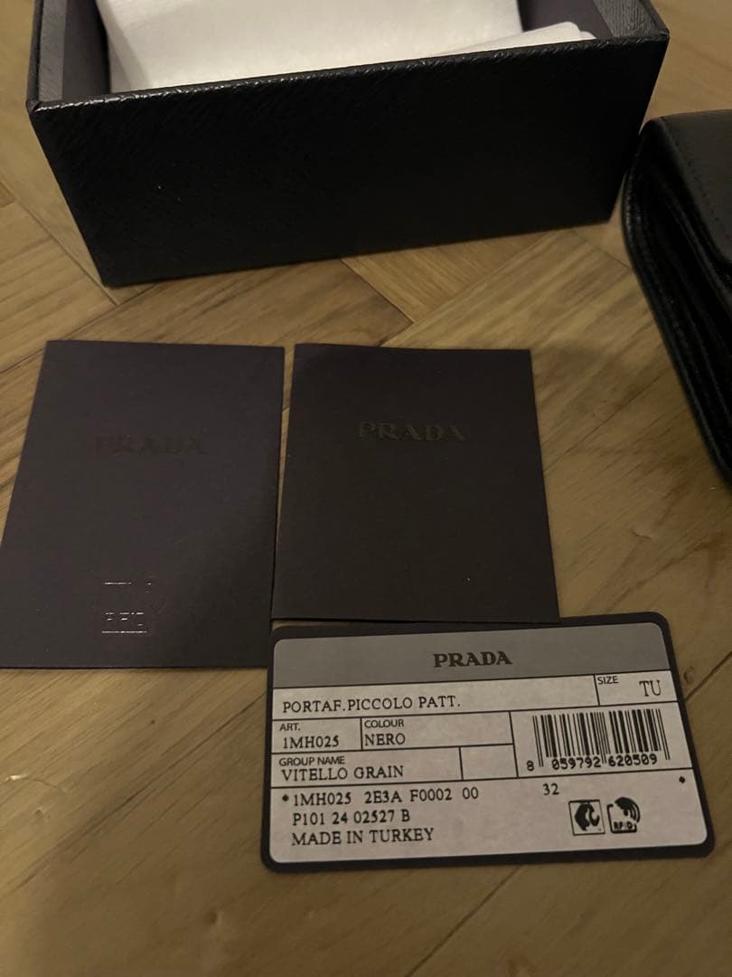 PRADA ブラック 三つ折り財布　　　ICチップ(RFID)搭載