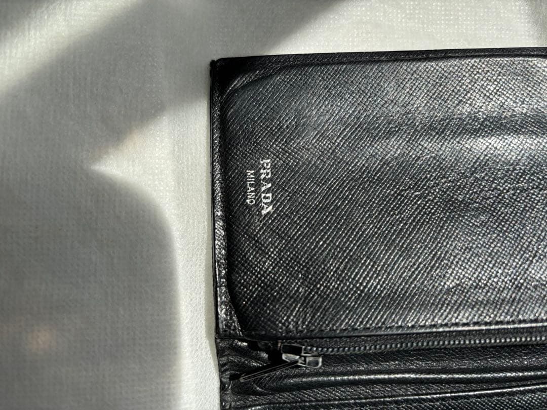 今だけ値下げ。美品。PRADA ブラック 三つ折り財布男女兼用。