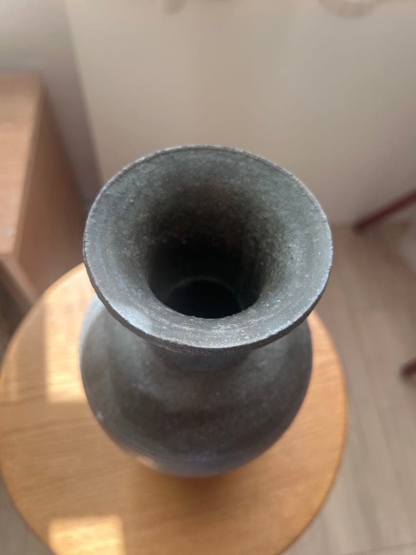 黒い陶器の花瓶