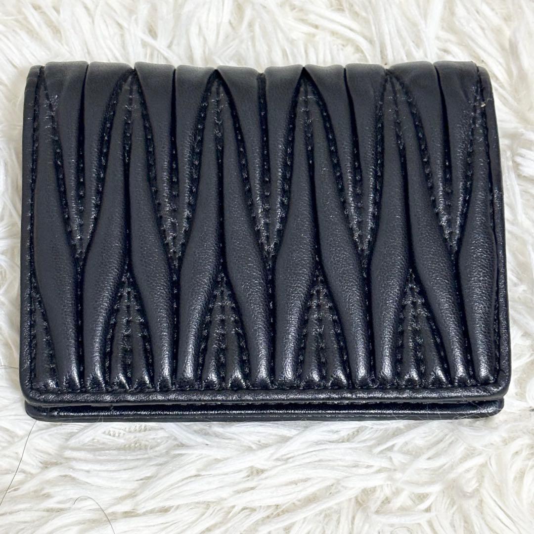 美品✨ミュウミュウ　折り財布　マテラッセ コンパクトウォレット レザー　ロゴ