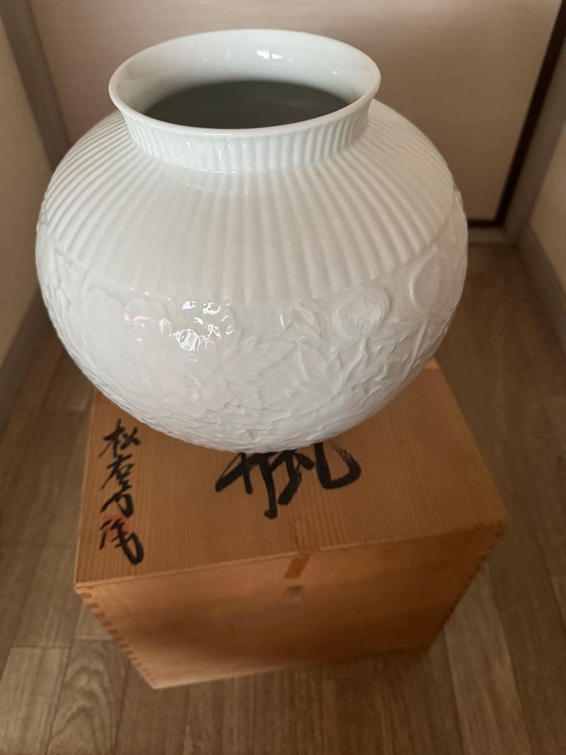 有田焼？白磁彫　花瓶　緒方松右衛門？