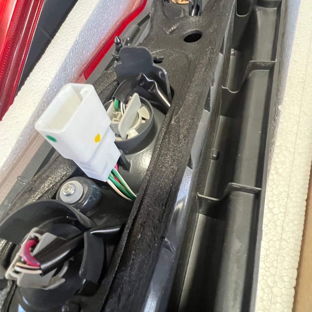 トヨタ ハイエース 200系 純正 テールランプ