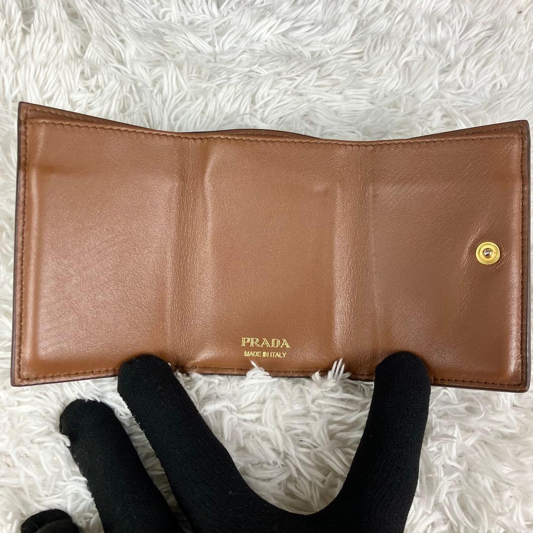 プラダ　サフィアーノレザー　本革　折り財布　1MH021 ゴールドロゴ　ブラウン