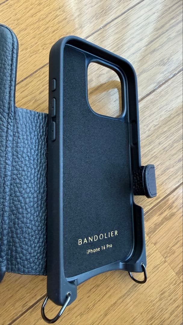BANDOLIER バンドリヤー iPhone16pro 手帳型ケース