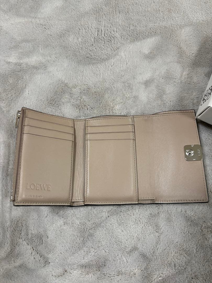 LOEWE ロエベ 三つ折り財布 人気カラー サンド