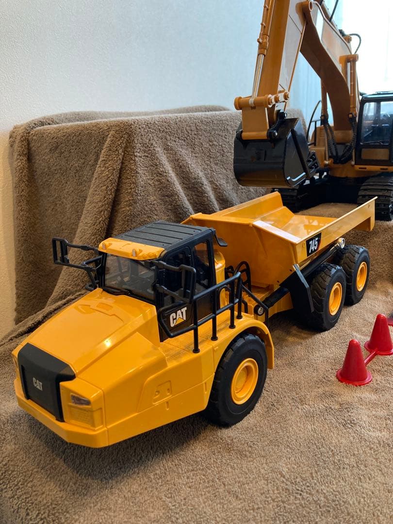 ラジコン CAT 745 アーティキュレートダンプ& 油圧ショベル&作業員セット