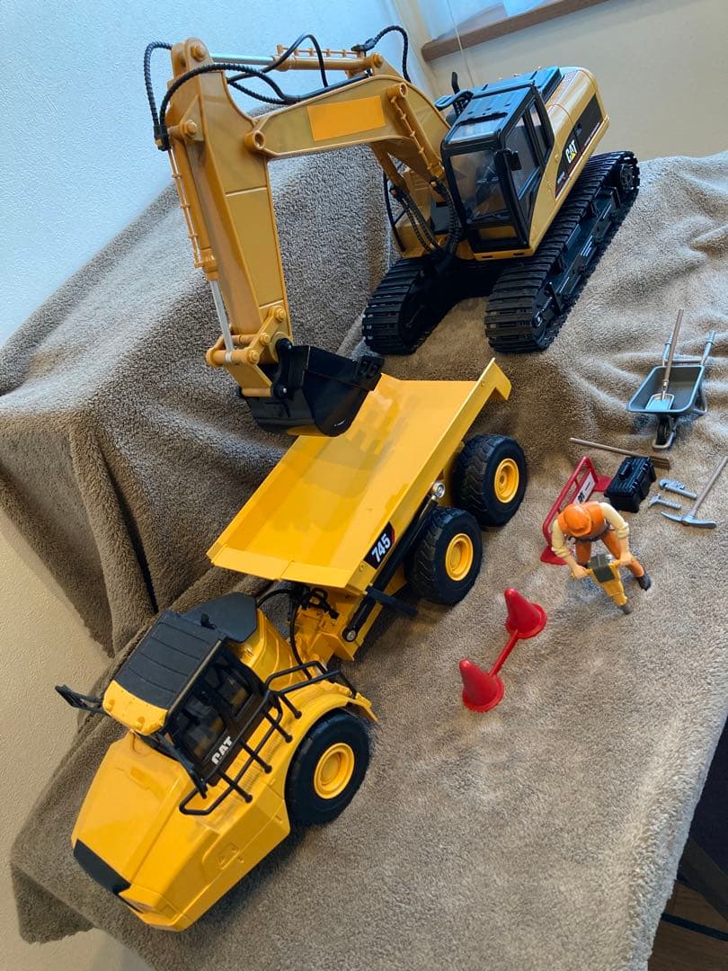 ラジコン CAT 745 アーティキュレートダンプ& 油圧ショベル&作業員セット