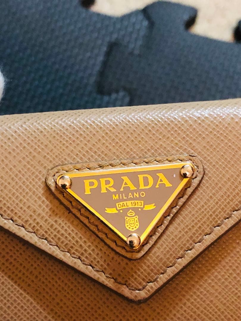 PRADA サフィアーノレザー 三つ折り財布 ブラックICチップ(RFID)搭載