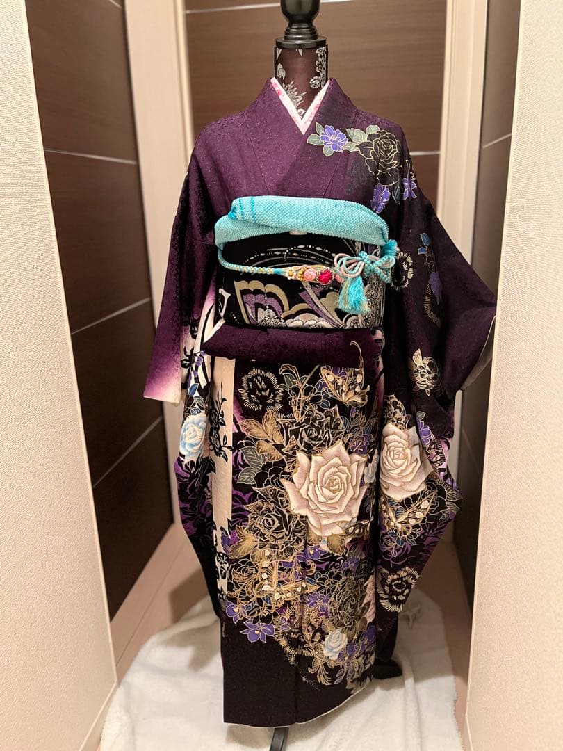 振袖バラ柄　ラメ入り鮮やか濃い紫色の振袖・帯セットこれは若いうちに着てみたい着物