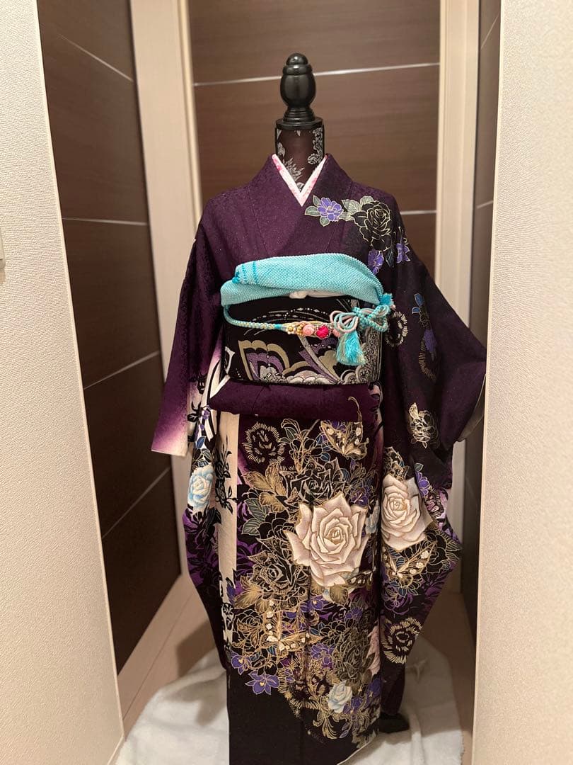 振袖バラ柄　ラメ入り鮮やか濃い紫色の振袖・帯セットこれは若いうちに着てみたい着物