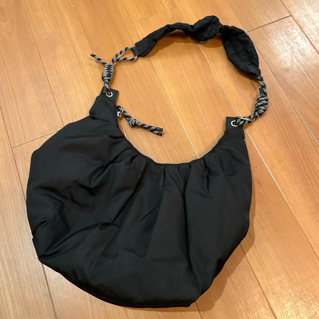 【emmi atelier】ムーン型ボディーバック ブラック