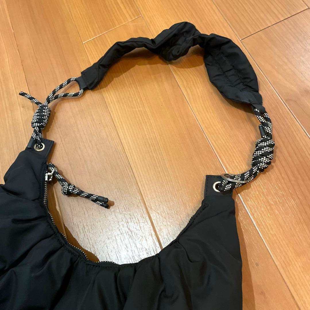 【emmi atelier】ムーン型ボディーバック ブラック