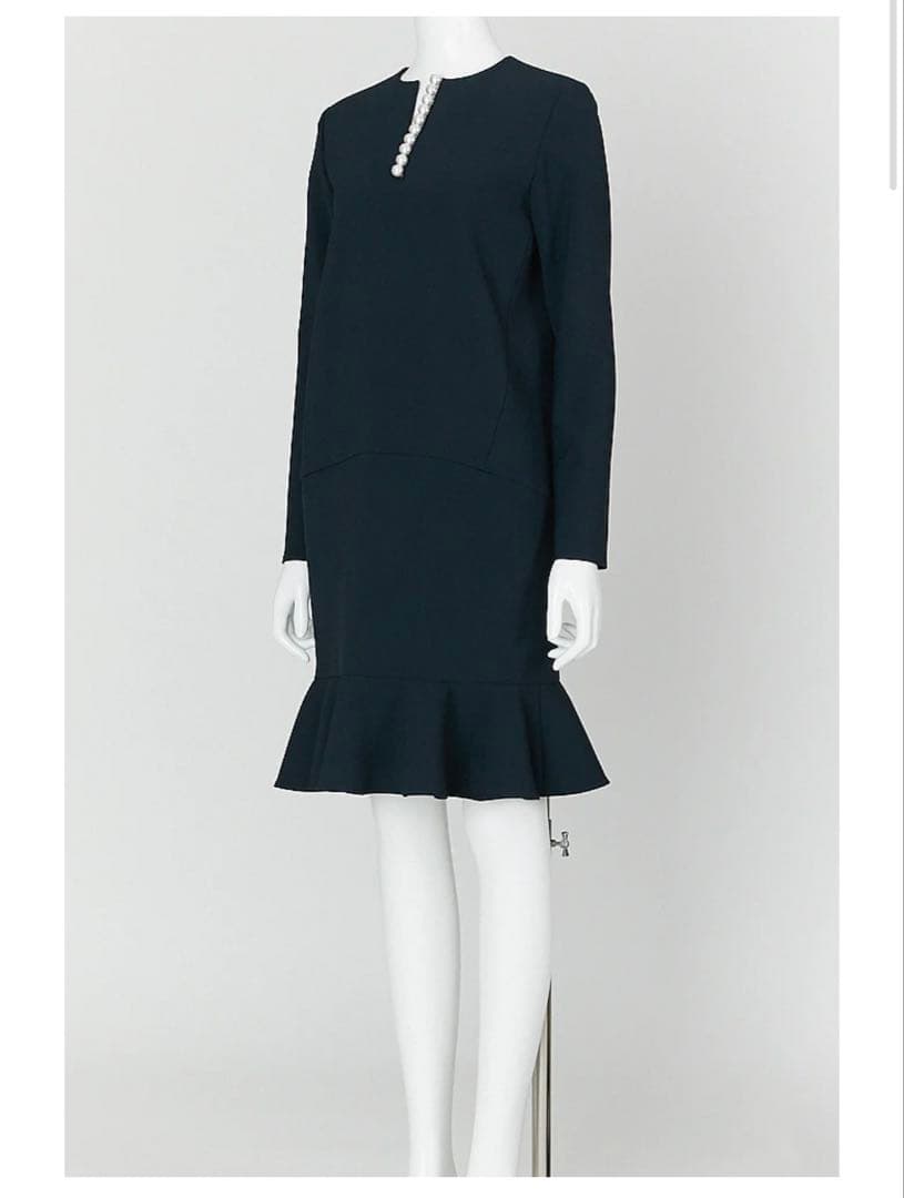 ロングスリーブラッフルヘムパールドレス