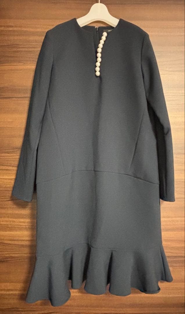 ロングスリーブラッフルヘムパールドレス