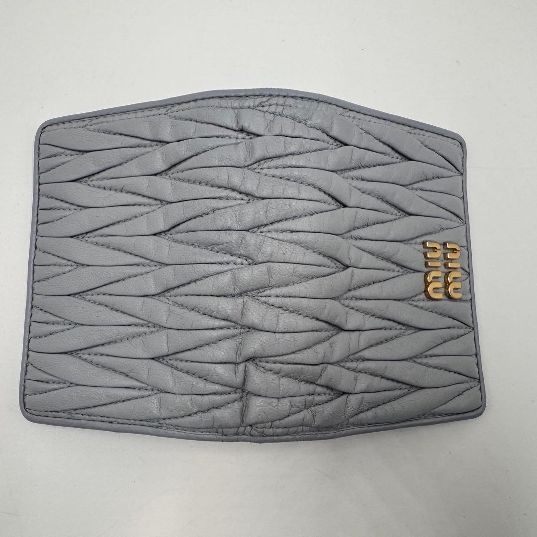 現行 MIUMIU マテラッセ 二つ折り財布 アイスブルーグレー 箱付