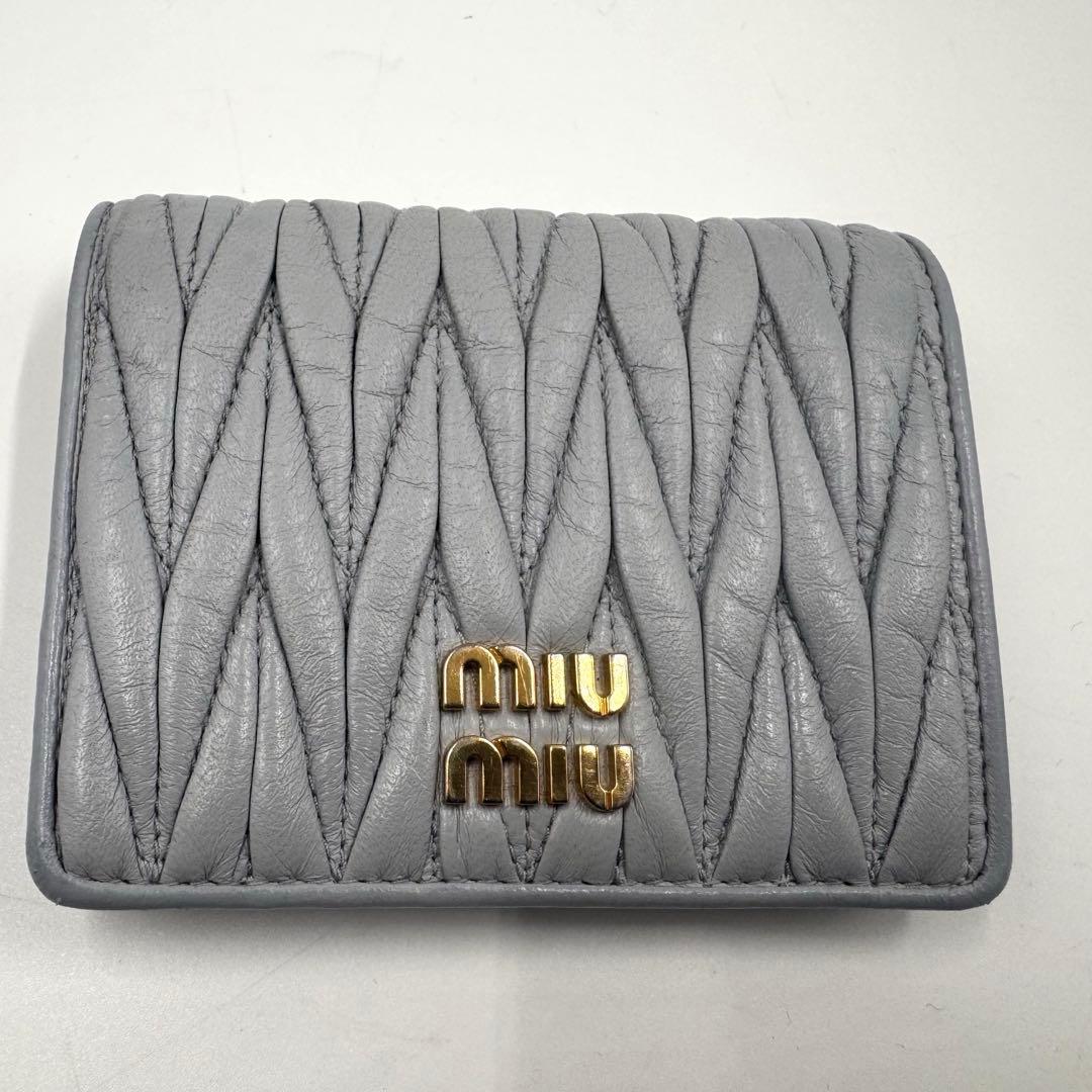 現行 MIUMIU マテラッセ 二つ折り財布 アイスブルーグレー 箱付