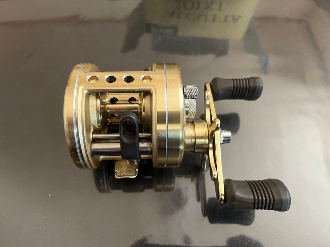 シマノ　SHIMANO CALCUTTA 201XT ベイトリール