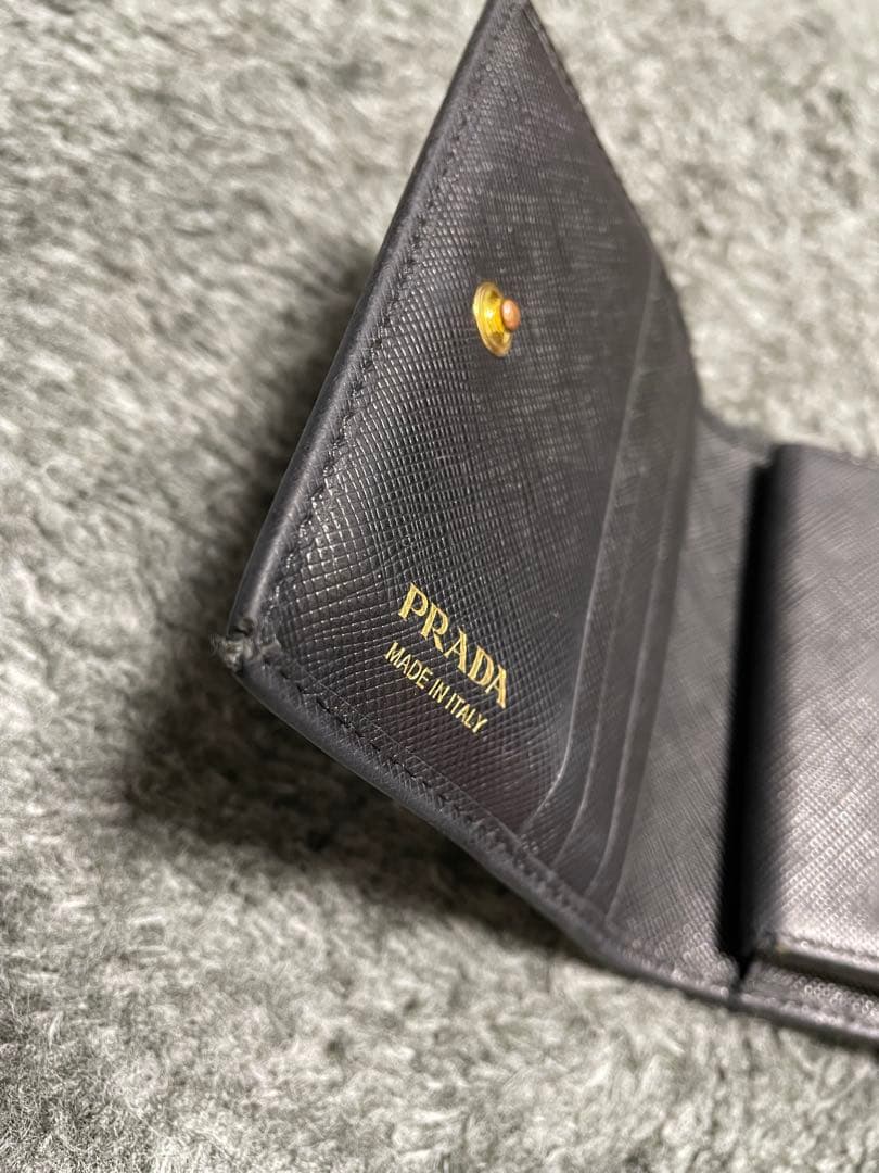 【PRADA】ブラックレザー 二つ折り財布