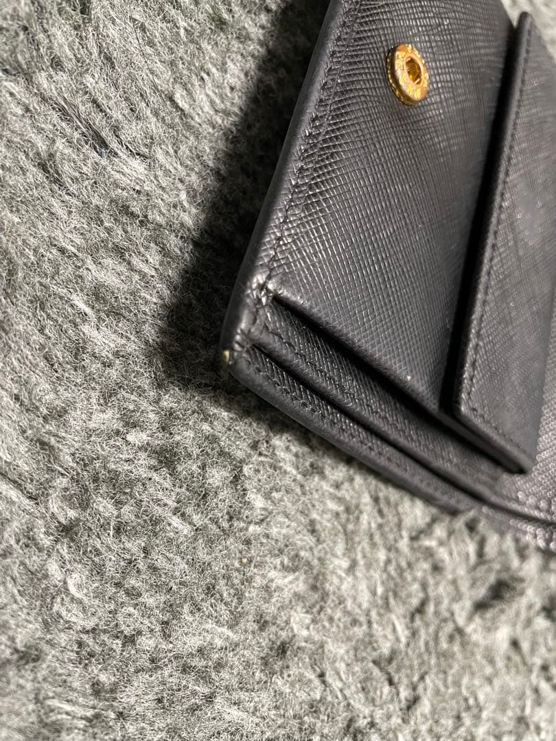 【PRADA】ブラックレザー 二つ折り財布