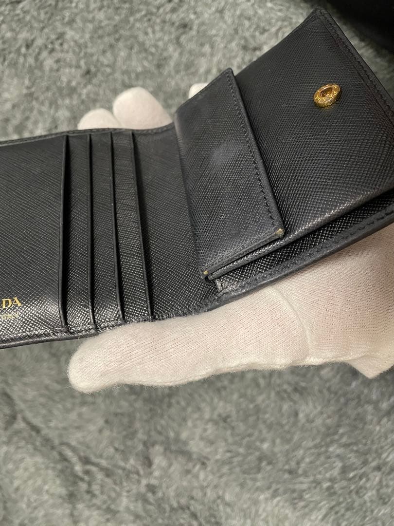 【PRADA】ブラックレザー 二つ折り財布