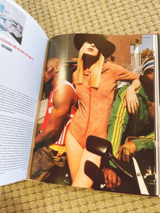洋書　2巻　100人の現代ファッションデザイナー写真集