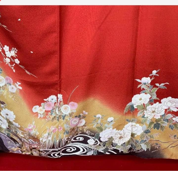 正絹　赤地に花、御所車柄　本振袖