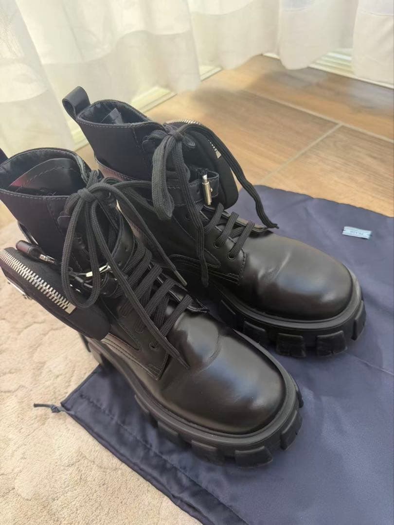 PRADA プラダ モノリス ブーツ 三角プレート ポーチつき ブラック　35