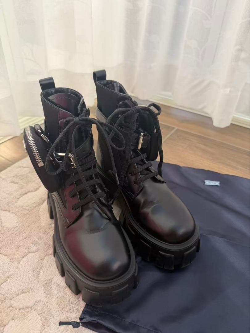 PRADA プラダ モノリス ブーツ 三角プレート ポーチつき ブラック　35