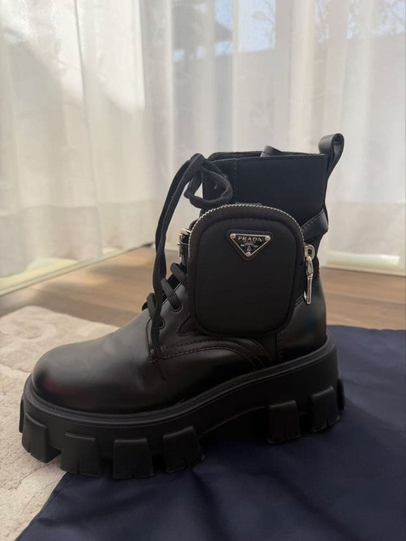 PRADA プラダ モノリス ブーツ 三角プレート ポーチつき ブラック　35