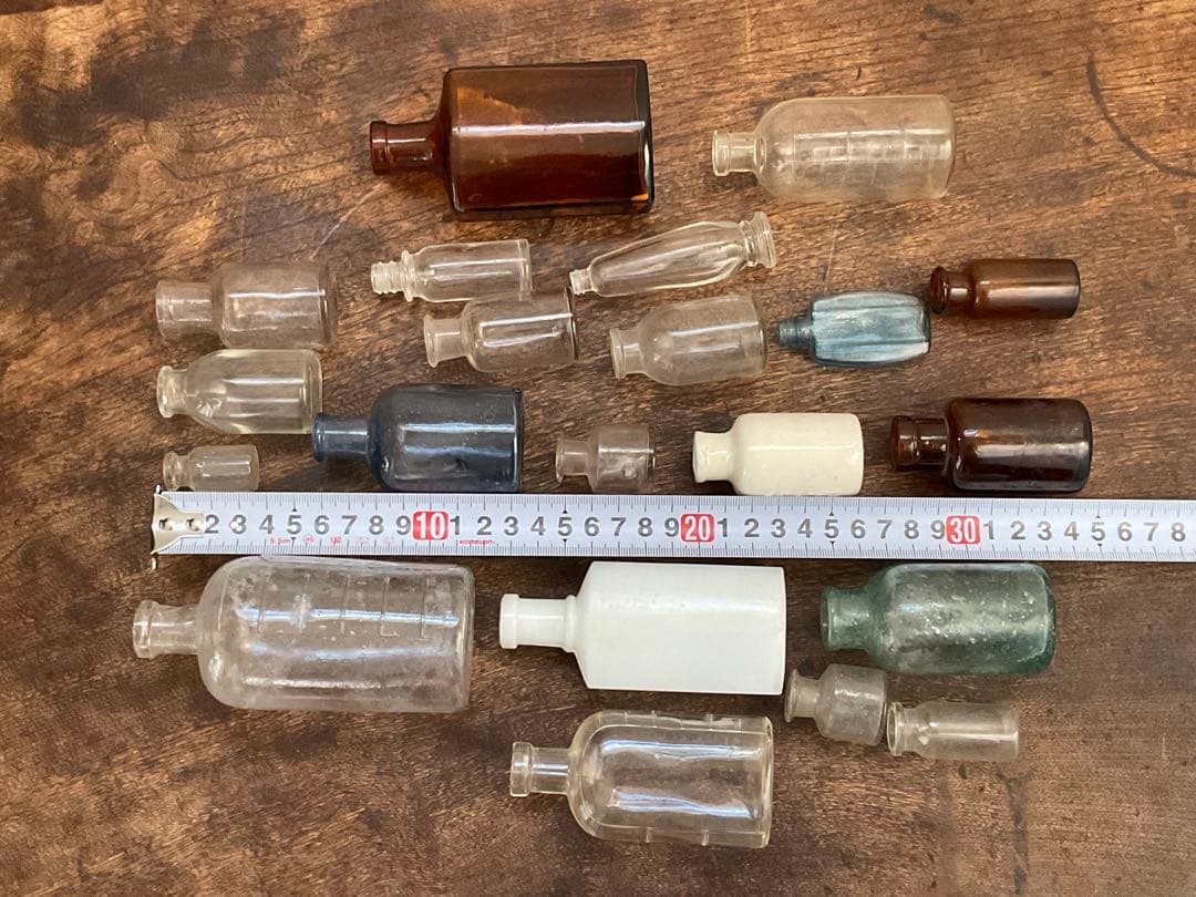 小さな薬瓶　アンティーク ガラス瓶　エンボス　気泡入り　まとめて21本