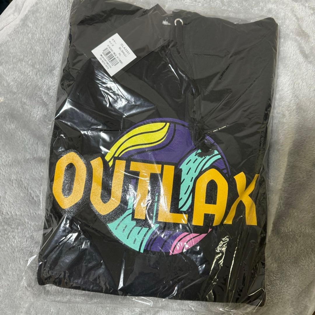 OUTLAXのパーカー