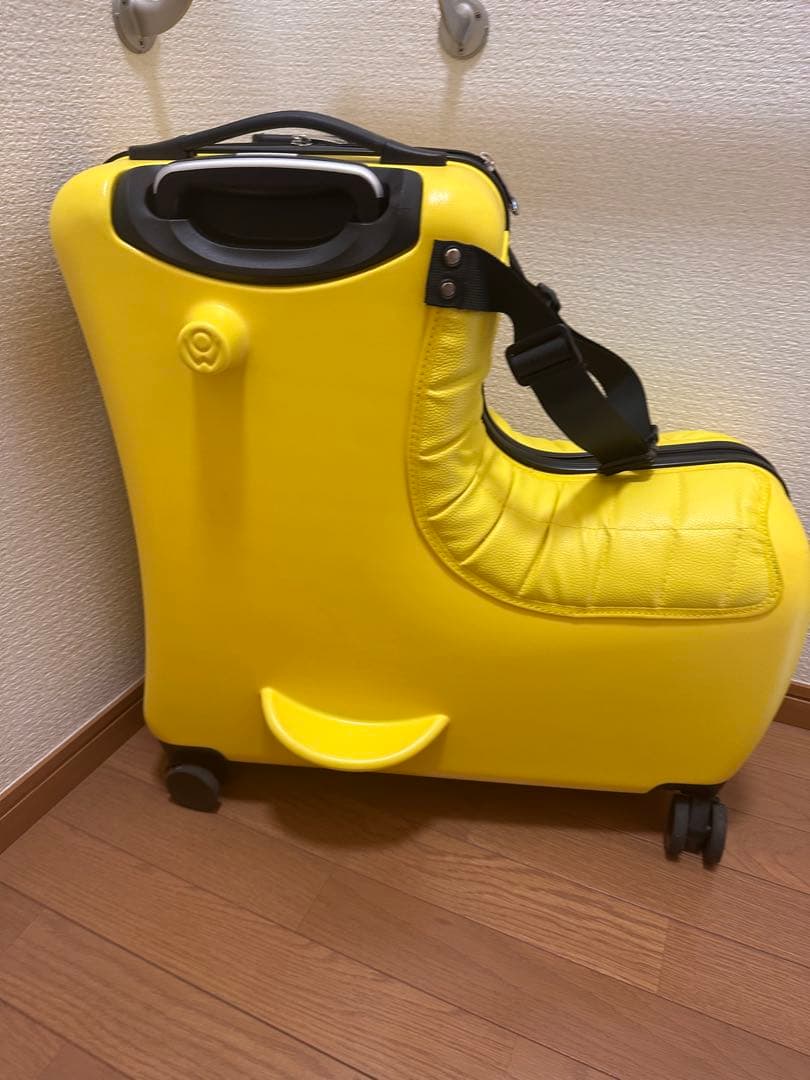 乗れるスーツケース　イエロー　クッション付き